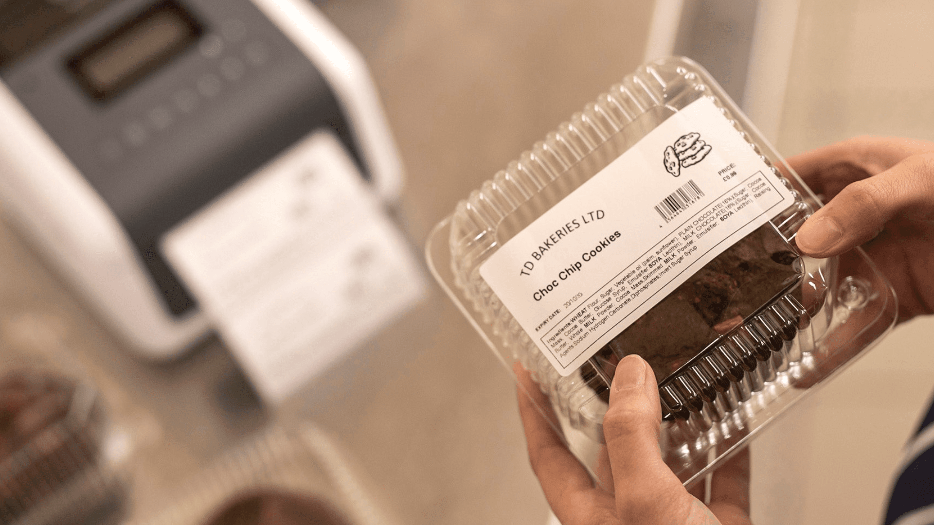Cookie tray with food-to-go compliance label being printed